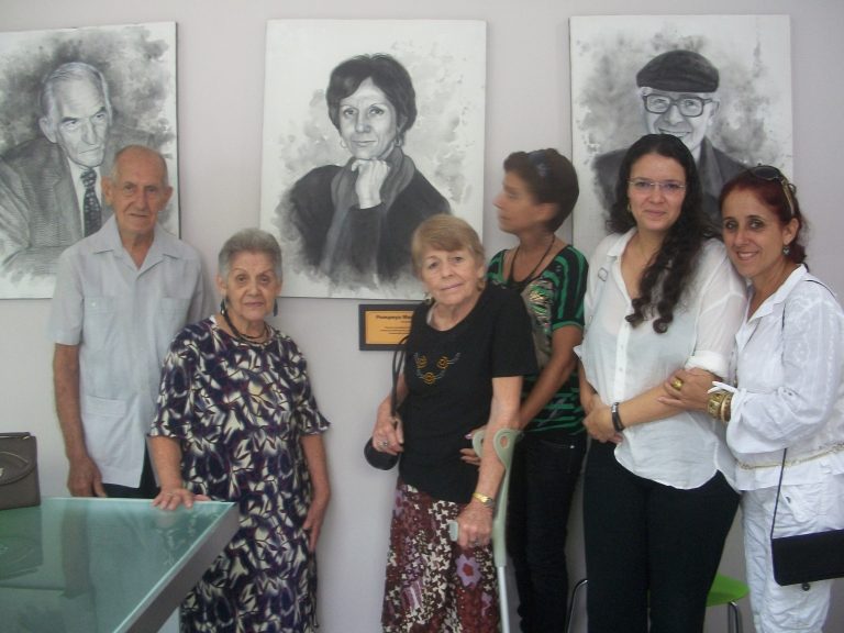 Junto al retrato y familiares de Pompeya, directora fundadora de la biblioteca.